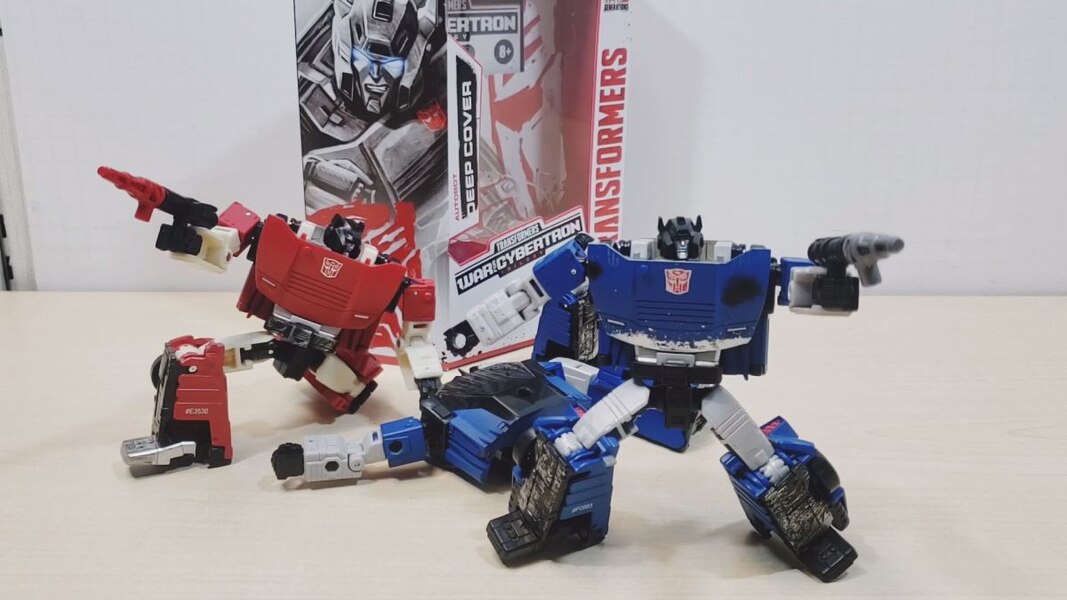 Netflix TransformersI Deep Cover In Hand  (16 of 16)